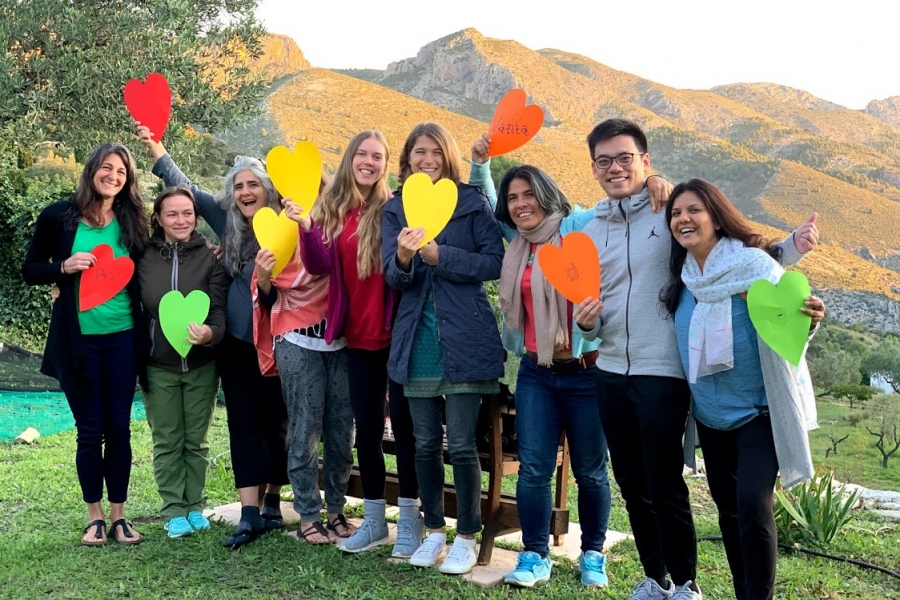 grupo alegre con corazones en solterreno