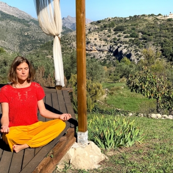 mujer meditando en la casita de madera en solterreno