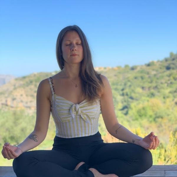mindfulness mujer meditando en solterreno mindfulness mujer meditando en solterreno